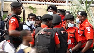 Watch The Commotion As Yahaya Bello's Police Supporters Confront EFCC \& Resist Arrest of Ex-Kogi Gov
