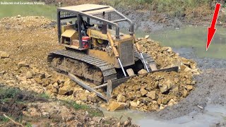 How much will you rate his operation skill? Cat Bulldozer Pushes Rocky Dirt into Muddy Ponds! OMG!!!