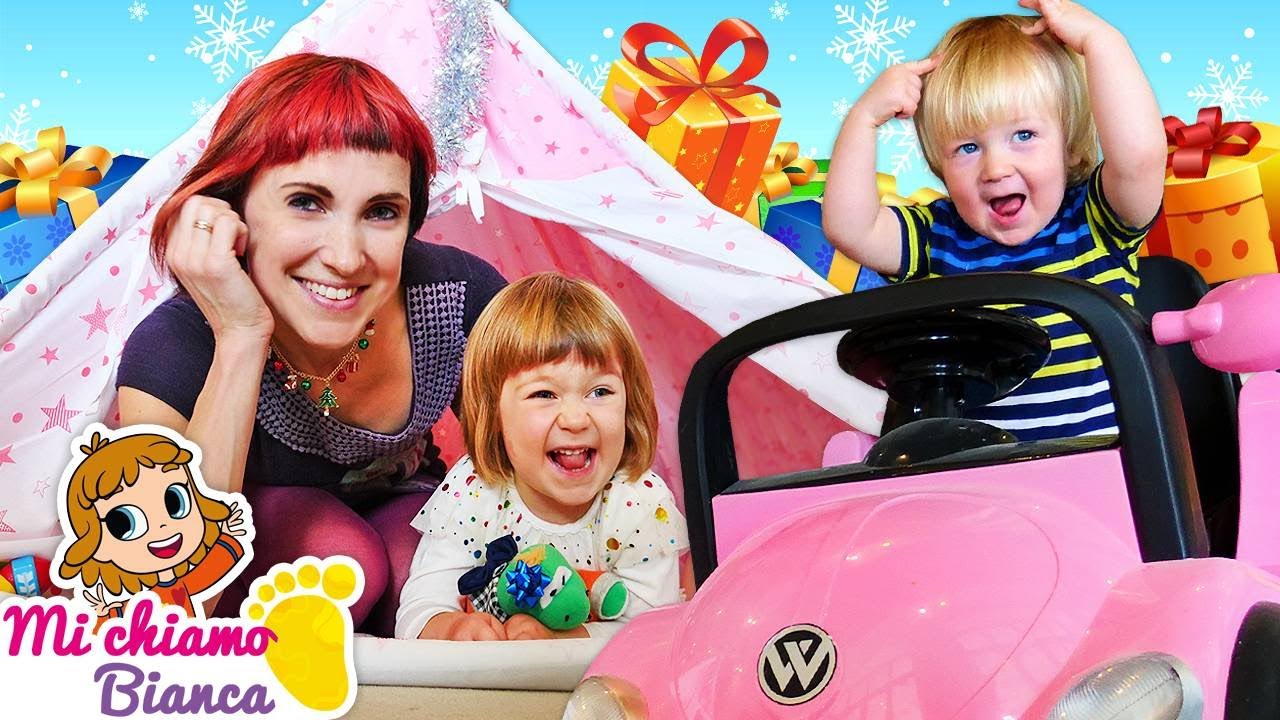 La bambina Bianca e il suo fratellino trovano i regali sotto l’albero di Natale! Video di Natale