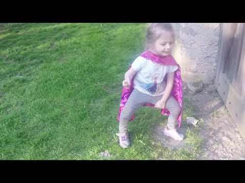 Garden Tour 2015 Scarlett Pee's her pants