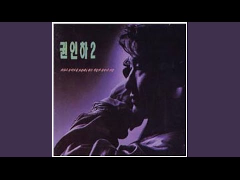 좁은 창문의 줄무늬 커튼