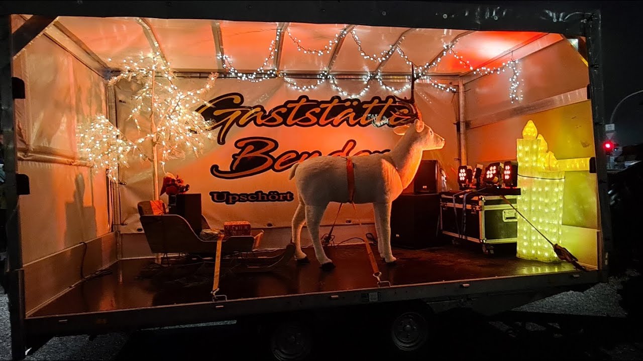 Tractor parade Christmas durch Aurich mit 210 weihnachtlich geschmückte Trecker, Traktoren Schlepper