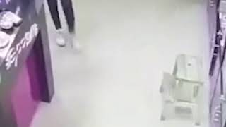 Кража женской попы из московского секс-шопа попала на видео, 6 января Кража женской попы из московского секс-шопа попала на видео, 6 января