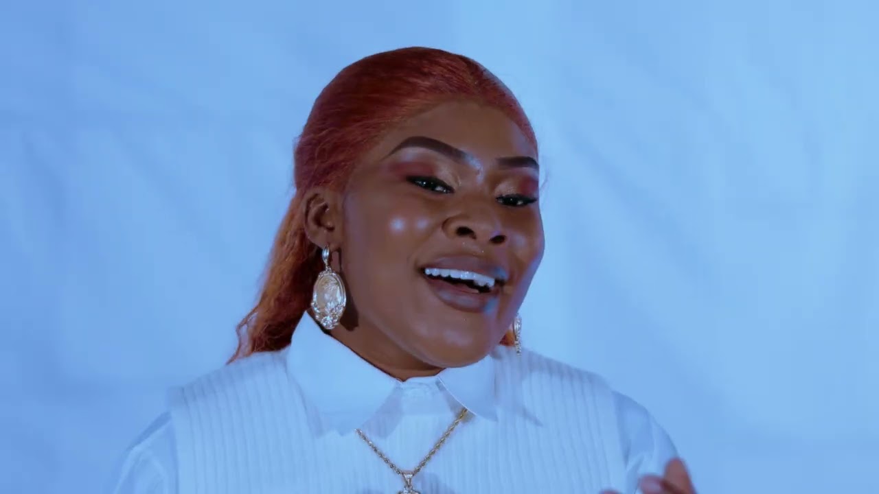 JE COURS VERS L'ESSENTIEL - Laura Moundzouani (Clip Officiel)