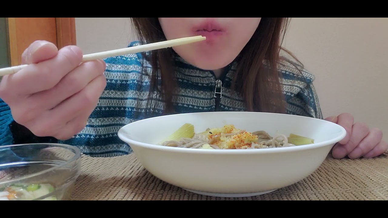 深夜の台所で食べマシた。生姜たっぷり豚角煮蕎麦です。