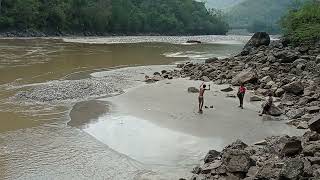 Back jump athlete in the bank of Karnali River