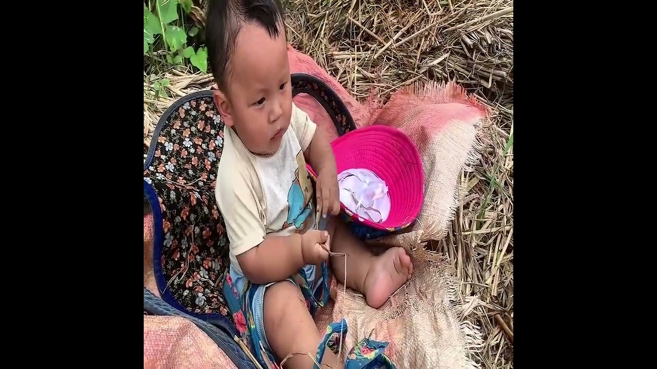 Mother and daughter go to work for hire to exchange rice to eat