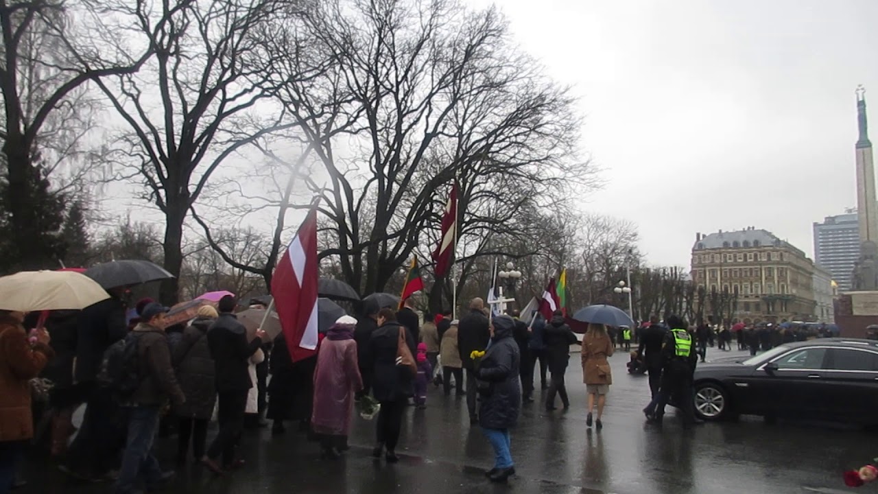 25 3 2017 шествие в день памяти депортаций в Латвии идёт мимо часов Лайма