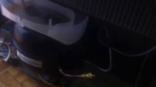 видео Странный булькающий и трещащий холодильник Beko CMV 533103 W