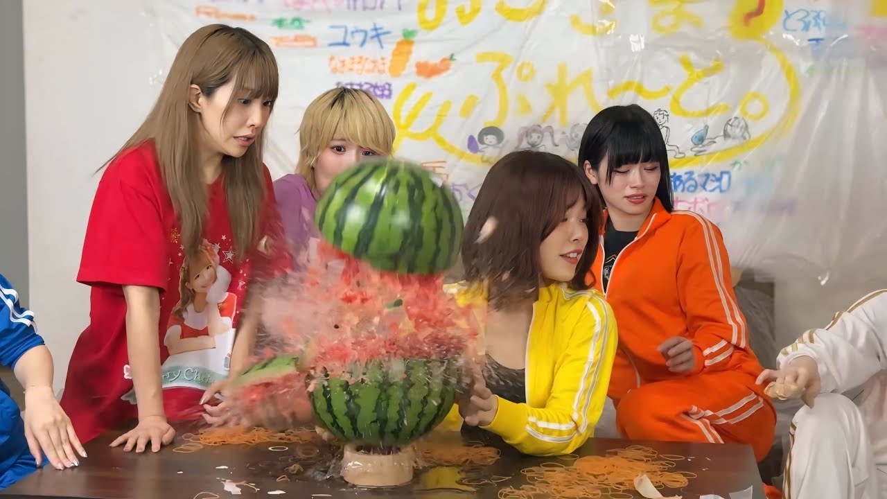 輪ゴムで巨大スイカ爆発させようとしたら被害が甚大すぎたww