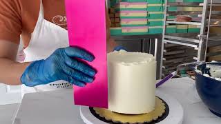 How to decorate a cake - Covering the cake with buttercream. درس تزيين الكيك وتغطيته بالكريمة