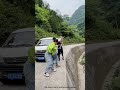 💔 谷に落ちた父と娘、見知らぬヒーローたちが命を救った#shortvideo