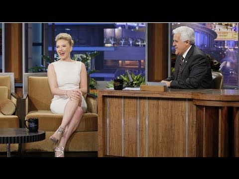 Vidéo: Scarlett Johansson est apparue dans un costume avec un décolleté profond à la première de 