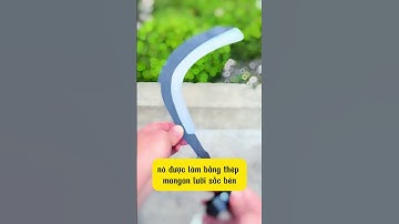 Lưỡi liềm cắt tỉa cành cây trên cao, bụi rậm dưới đất.