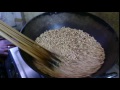 自家製麦茶の作り方／ネパールで麦茶用の麦を炒る様子 ／ Roast barley for barley tea