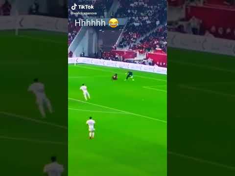 ههههه لقطة خيالية من الرايس وهاب مبولحي في مباراة اليوم بين قطر و الجزائر