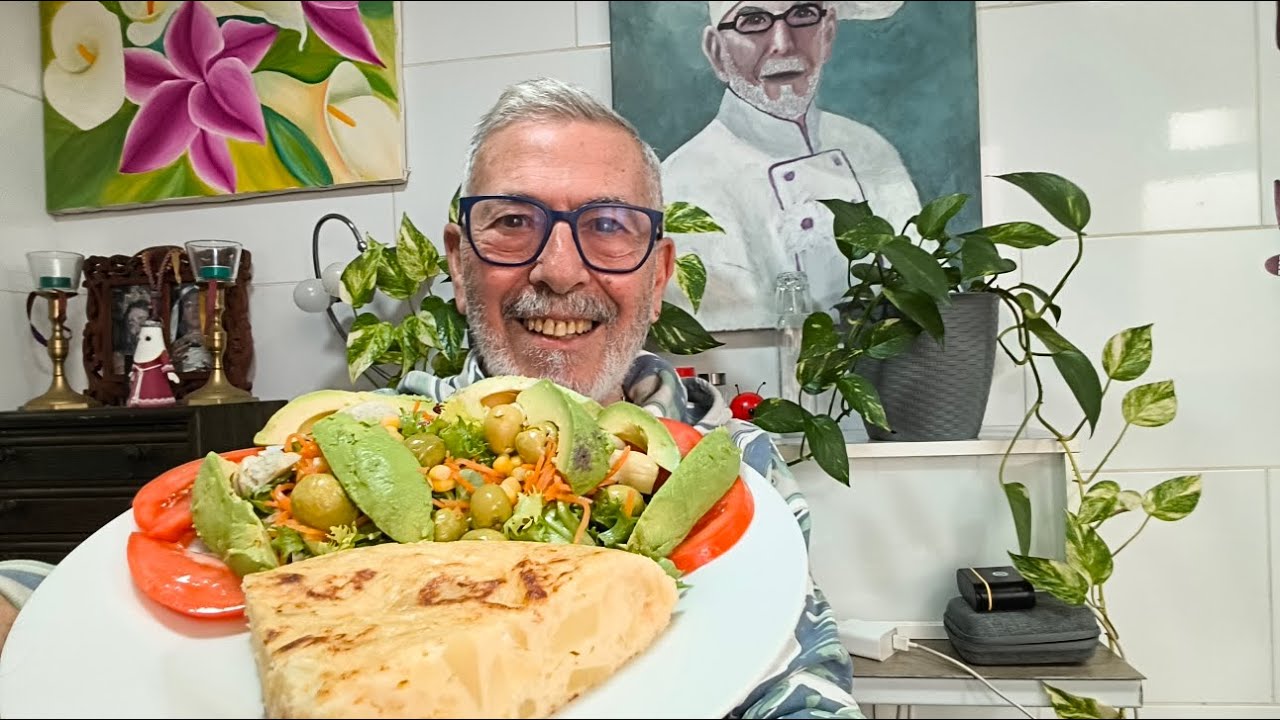 Tortilla de patatas con cebolletas y ensalada , .