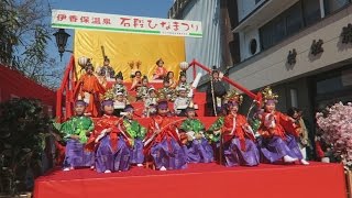 園児が石段で子どもびな 群馬、伊香保温泉