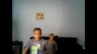 Bruno e Gabriel Dançando Moves Like Jagger - Maroon 5