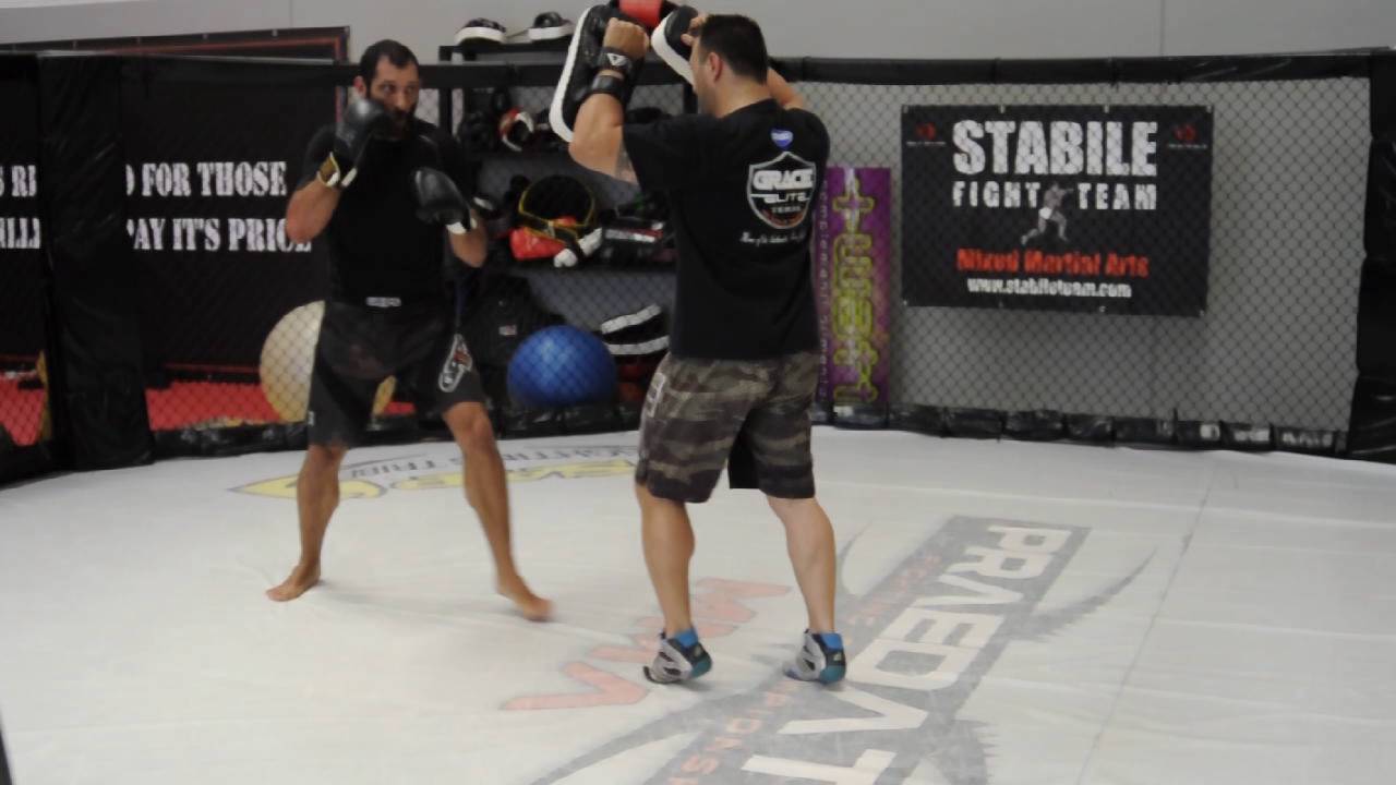MMA ARENA - Lavoro sui pad sotto pressione - Coach Filippo Stabile e Roberto Fantasia pt. 1
