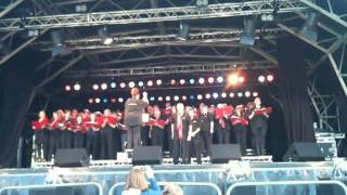 Inchoir singing live at victoria park