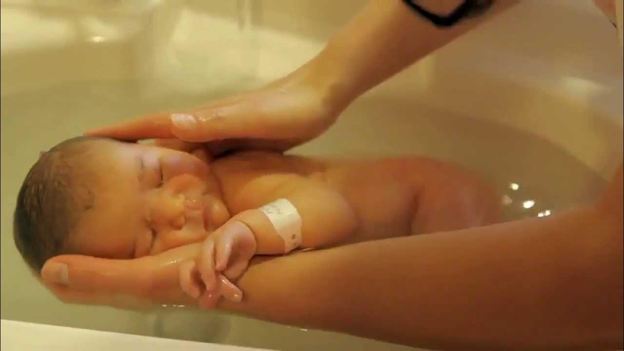Мыть новорожденного с мылом. Купание новорожденного в душе. Купание малыша. Мыть новорожденного с мылом. Купание новорожденного первый.