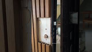 Añadimos el tirador a la puerta de entrada. #sancas #woodworking #reforma