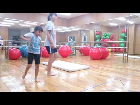 マット運動 飛び込み前回り キッズガーデン武蔵小杉教室  バランスボール教室 ビッグマーブルプロジェクト