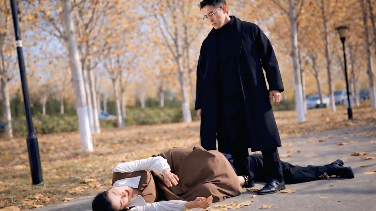 دكتور مجنون بيعذب مراته وفاكرها مشلوله بس هي بتنتقم بنفس طريقته وتفضحه قدام زمايله .