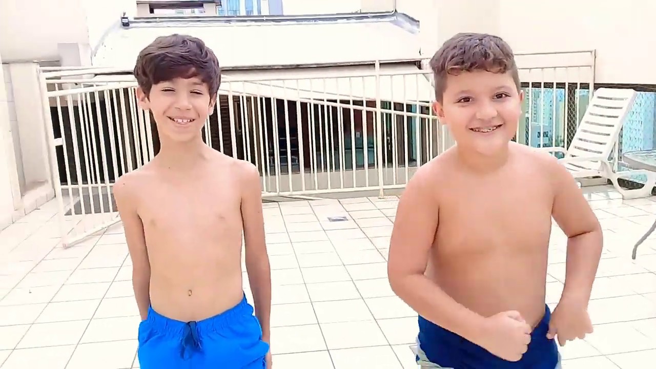 Futebol Na Piscina Só Que Com Mão Youtube