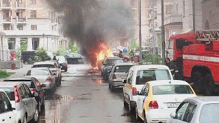 Загорелось авто во дворе жилого дома