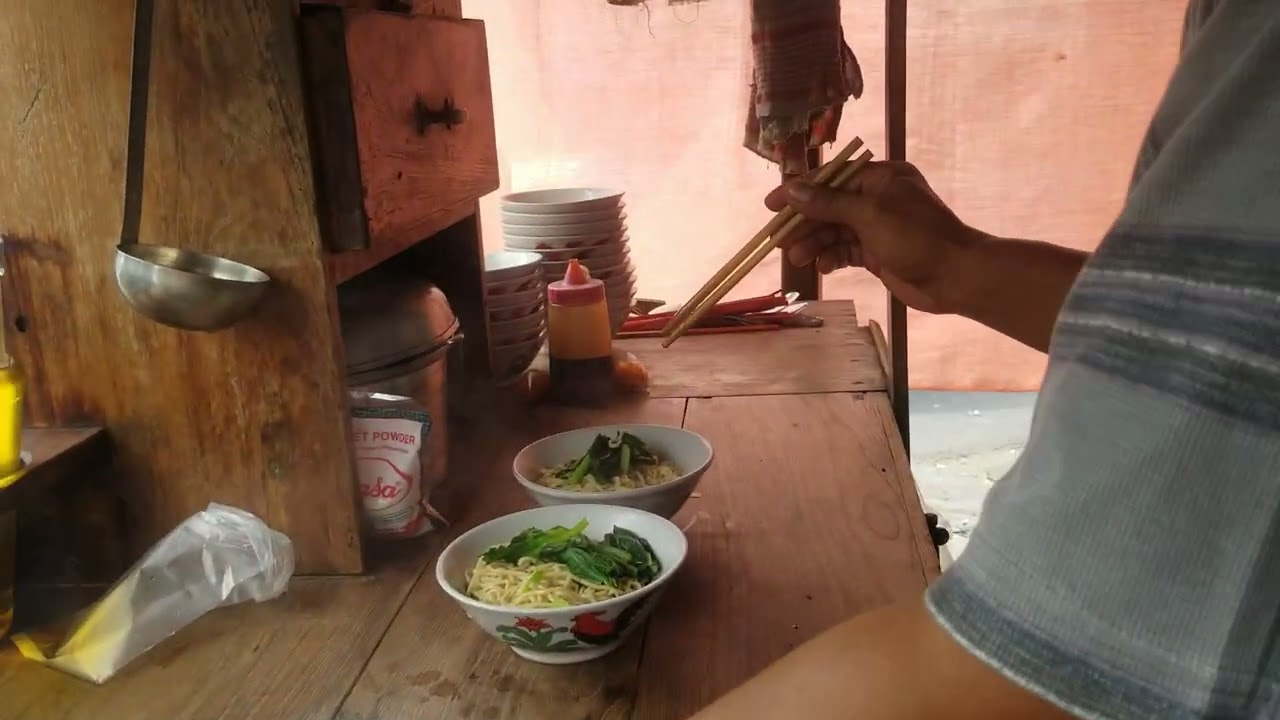 mie ayam pak no asli wonogirii.jualan dari tahun 1981 mengutamakan kwalitas rasa.hanya di mangarai