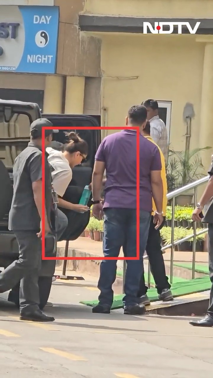 Saif Ali Khan News | Kareena Kapoor Visits Lilavati Hospital