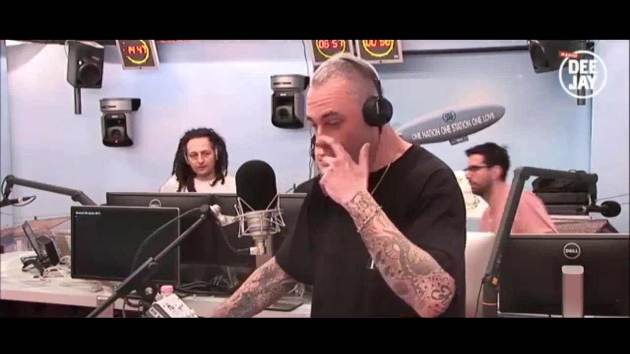FABRI FIBRA RISPONDE ALLA DARK POLO GANG CON UN FREESTYLE IN RADIO