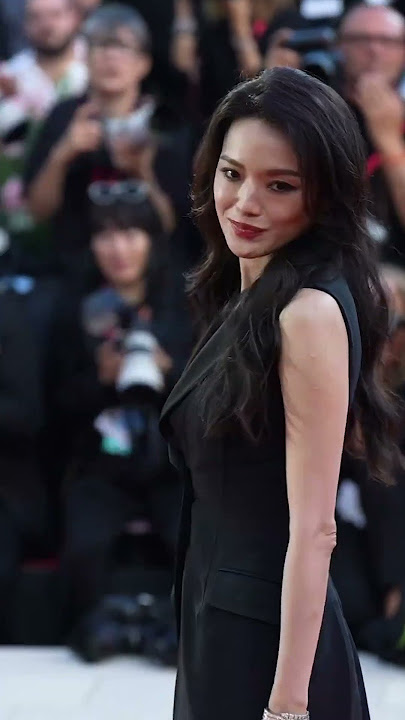 最美評審登場！影后舒淇身穿Alberta Ferretti全黑深Ｖ禮服搭配寶格麗珠寶亮相威尼斯影展紅毯！#venicefilmfestival