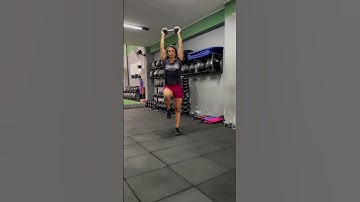 Marcha dinâmica com peso acima da cabeça