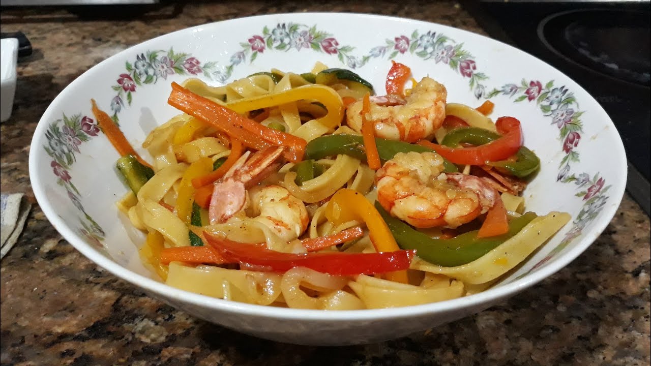 Wok de tallarines con gambas verdura 👌😋