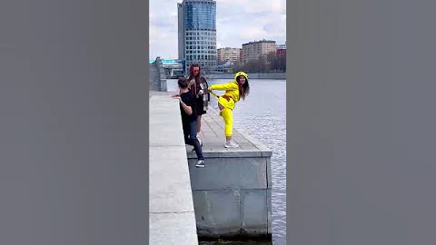 PRANK OVER RANDOM PEOPLE: Why did he do that?🤷🏻‍♀️🙁LA ELVÍRA #shorts #trending