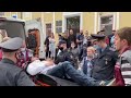 Un activist din Belarus și-a tăiat gâtul în timpul unei ședințe de judecată, în semn de protest