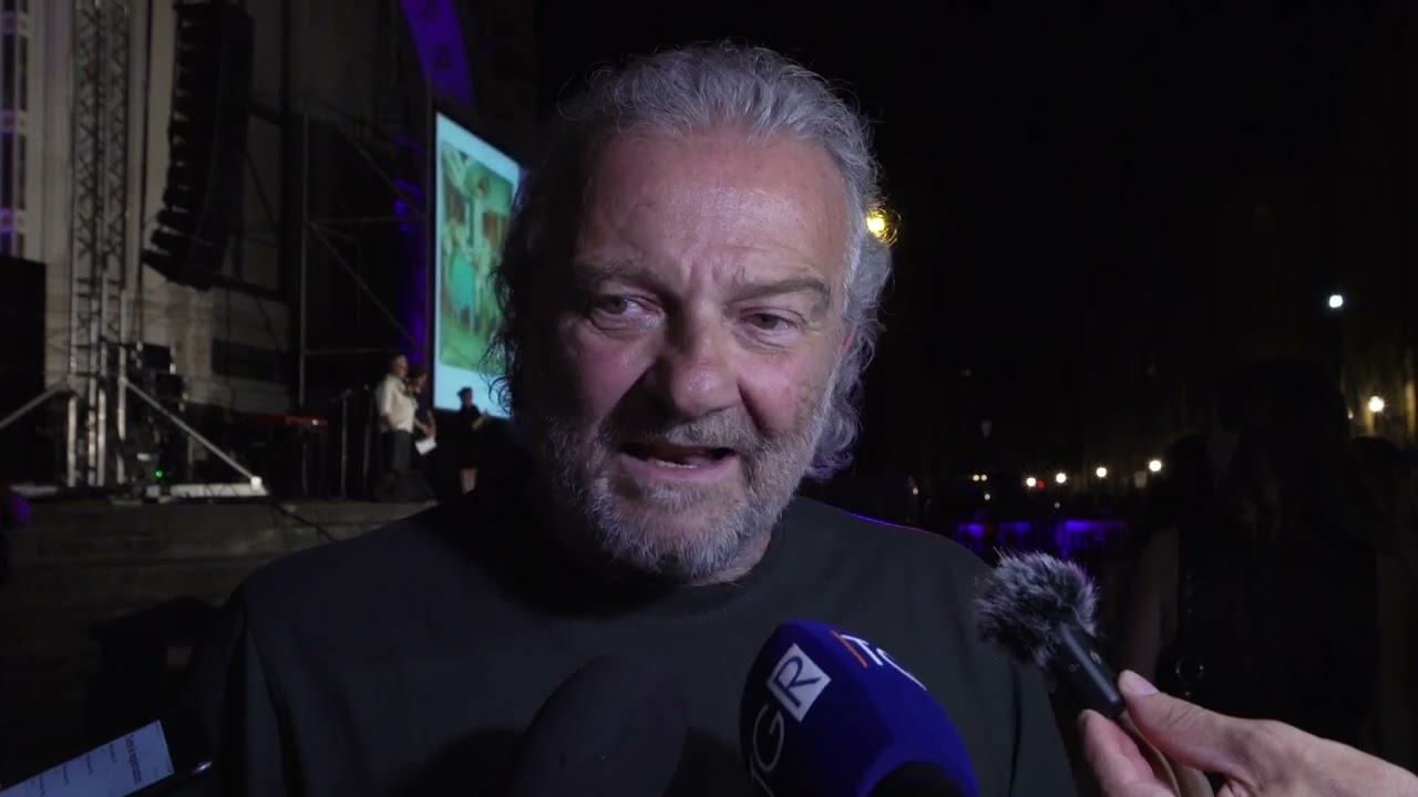 L'abbraccio di oltre mille persone in piazza Santa Croce per salutare Francesco Nuti