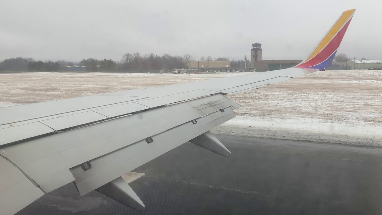 Southwest Airlines 737700 Snowy Landing in Albany YouTube