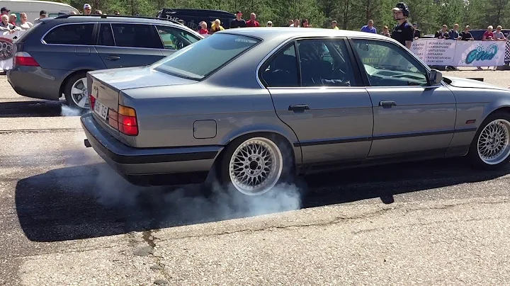 BMW 535D E61 vs BMW 535i E34 3.4T HX40S 1/4 mile drag race