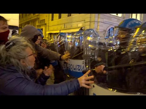 Trieste, nuovi scontri in serata: la polizia carica i No Green Pass per allontanarli dal centro