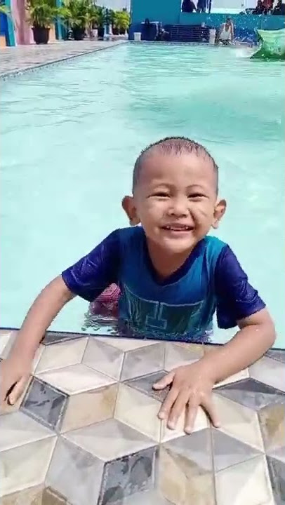 Arfan bermain air di kolam renang banyu biru wiradesa ..