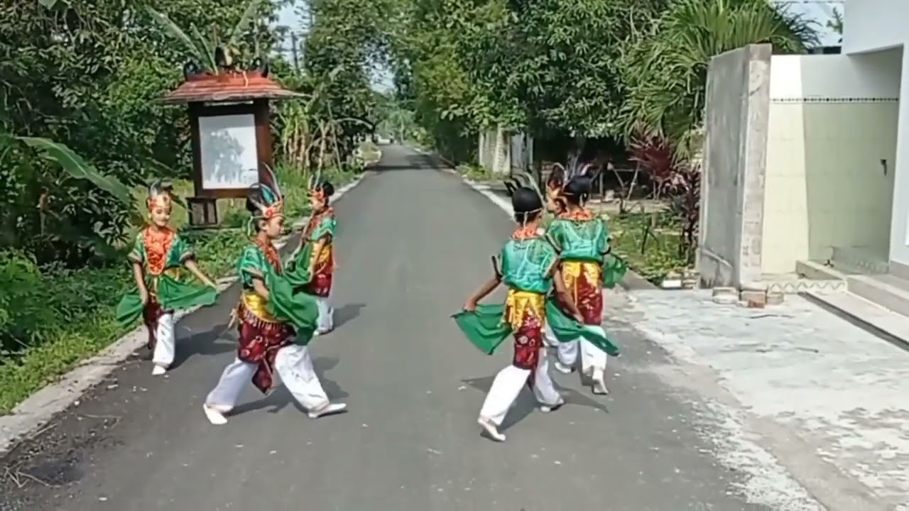 NGLENYER DANCE SDN SRANAK KEC. TRUCUK