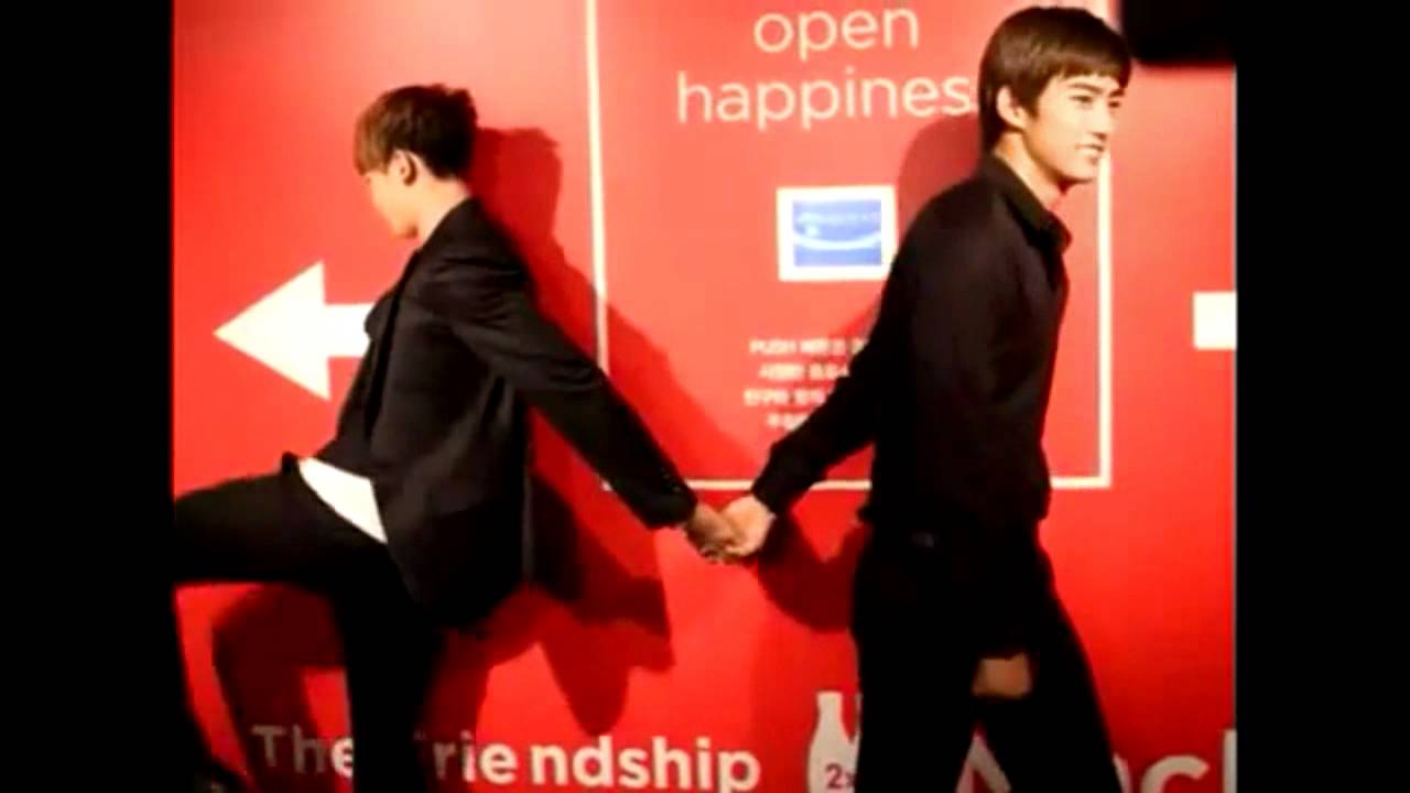 2PM TaecKhun holding hands 110608