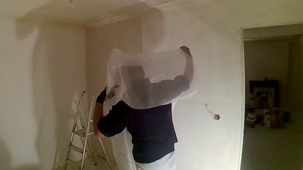 Poser une toile de verre anti fissures ☆ Enduit armé - YouTube