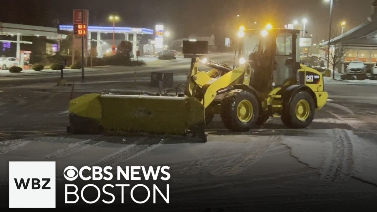 Crews work to clear snow off roads in Gardner - YouTube