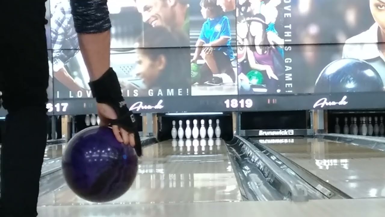 エリアドゥ三田 ボウリングセンター Alertを今度はかなり内側から投球 しかし最後はZODIAC AQUARIUSにチェンジ