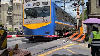 Nuannuan Street level crossing, Taiwan / EMU700 local